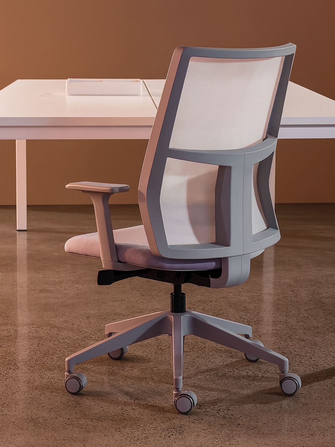 Quem trabalha 8, 10 ou até 12 horas sentado sabe: cadeira ruim destrói produtividade, postura e o humor da equipe.Essa aqui não é só um modelo bonito — ela tem encosto ergonômico com apoio lombar, regulagens completas e espuma de alta densidade.
Ou seja: conforto real, sem mimimi.A gente colocou esse modelo em uma empresa com 40 colaboradores. O retorno que recebemos depois de 15 dias?“Tô com menos dor no fim do dia e até parei de levantar pra espreguiçar toda hora.”Esse tipo de relato mostra que não vendemos cadeira.
Vendemos bem-estar corporativo.#cadeirasergonomica #moveiscorporativos #ergonomiadeverdade #arquiteturacorporativa #escritorio #cadeflex