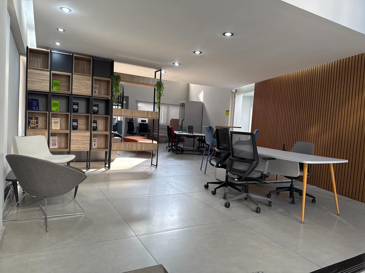 Visitar o showroom da Cadeflex é viver a experiência de escolher cada detalhe do seu ambiente.
Aqui, você sente os materiais, testa as cadeiras e transforma seu sonho ou necessidade em realidade.Cada projeto começa com uma boa conversa — e termina com um ambiente que inspira resultados.📍 Venha nos conhecer:
Avenida Raja Gabaglia, 3605 – Santa Lúcia, Belo Horizonte – MG.💡 Cadeflex: conforto, design e ergonomia para o seu espaço de trabalh