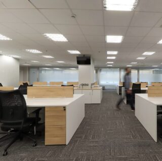 Uma entrega. Um conceito que conversa com o estilo do nosso setor comercial, mobiliário inteligente, inspira nossos clientes, funcional e feito para valorizar o ambiente corporativo.Linhas leves, divisórias que equilibram privacidade e integração, e acabamentos em madeira clara que trazem aconchego ao espaço corporativo.Linhas leves, divisórias que equilibram privacidade e integração, e acabamentos em madeira clara que trazem aconchego ao espaço corporativo.#Cadeflex #MobiliarioCorporativo #DesignFuncional #ArquiteturaCorporativa #Ergonomia #AmbienteCorporativo #MoveisPlanejados