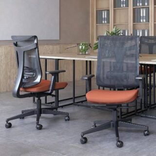 Ambientes bem projetados não são apenas sobre estética: são sobre sensação.
Cada combinação de móveis, cores e volumes cria um clima que transforma a forma como as pessoas trabalham, recebem e convivem.
Aqui, mostramos mais um espaço onde o design cumpre seu papel: tornar o dia mais leve, bonito e eficiente.