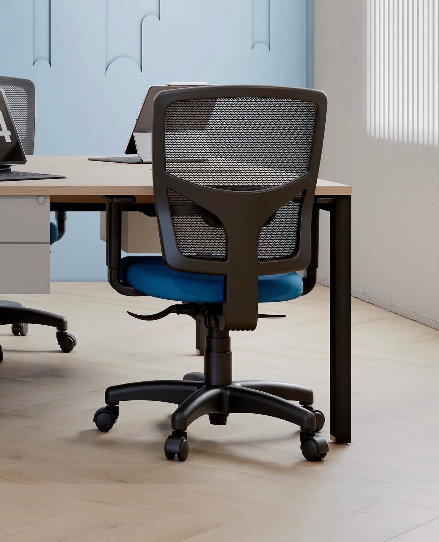 A cadeira Orion é Funcional, leve e com estética que conversa com qualquer projeto corporativo.
Essa cadeira foi pensada para jornadas longas, estações compartilhadas e escritórios que precisam de conforto sem perder o design.
Ergonomia é investimento, não detalhe.